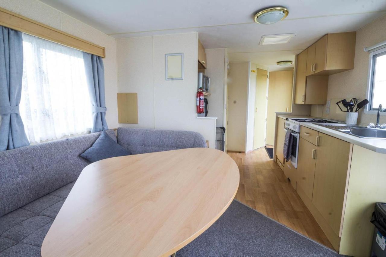 6 Berth Caravan For Hire At Manor Park Holiday Park In Norfolk Ref 23025T Hunstanton Exteriér fotografie