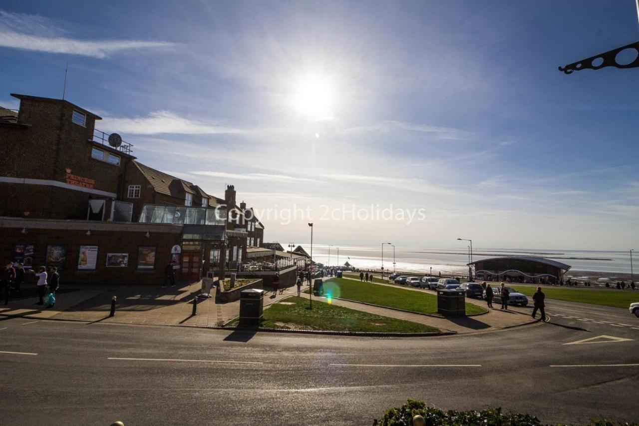 6 Berth Caravan For Hire At Manor Park Holiday Park In Norfolk Ref 23025T Hunstanton Exteriér fotografie