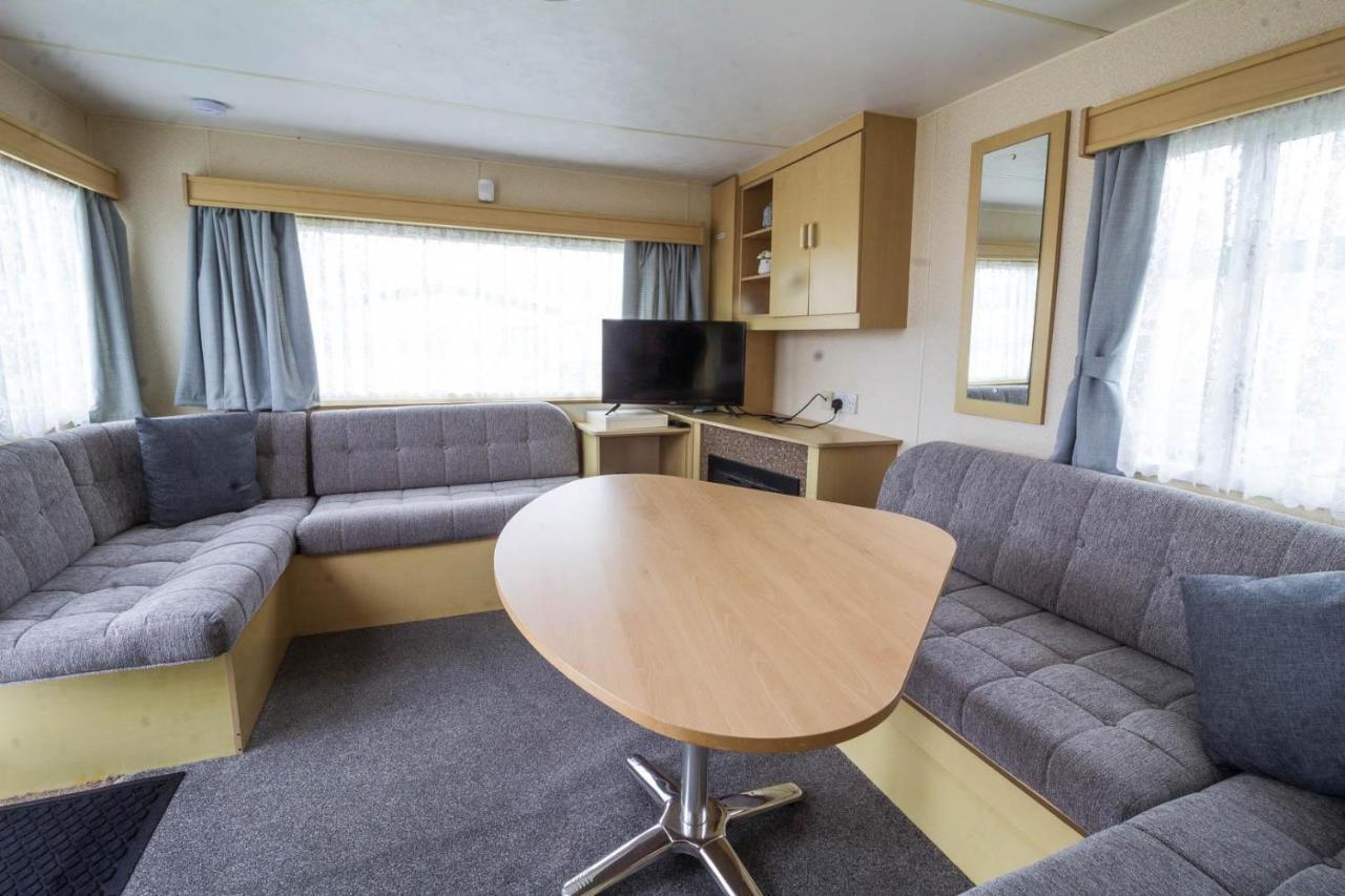 6 Berth Caravan For Hire At Manor Park Holiday Park In Norfolk Ref 23025T Hunstanton Exteriér fotografie