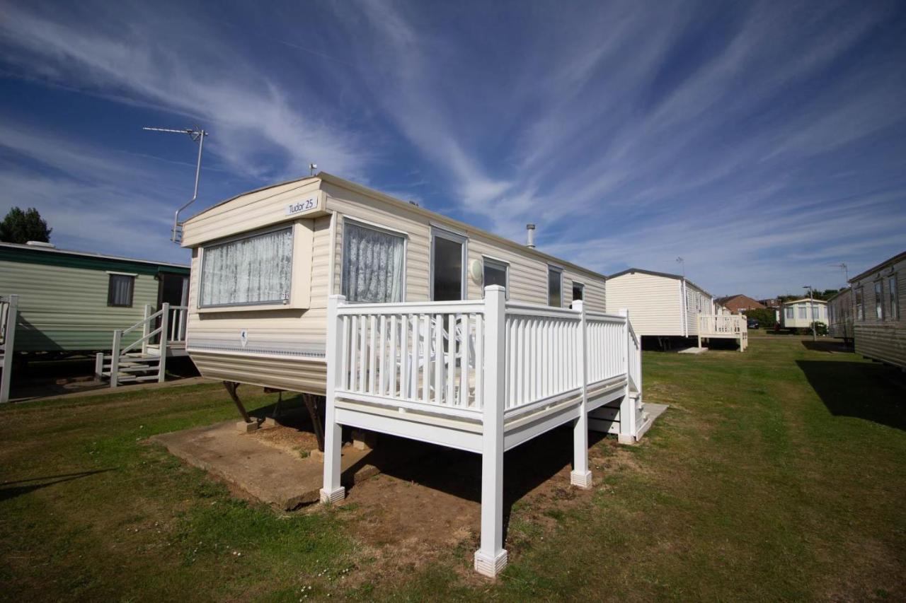 6 Berth Caravan For Hire At Manor Park Holiday Park In Norfolk Ref 23025T Hunstanton Exteriér fotografie